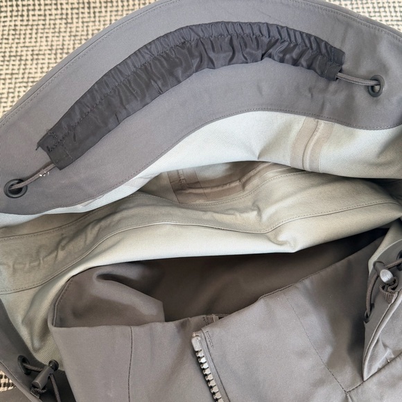 Cotopaxi Women’s Hooded Rain Jacket Shell - Picture 4 of 6